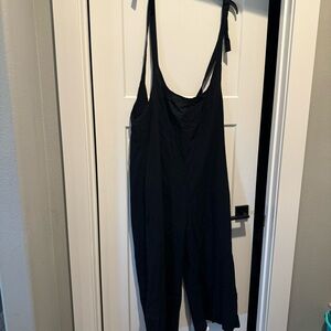 Nwot black romper. 2xl adjustable straps. Has pockets